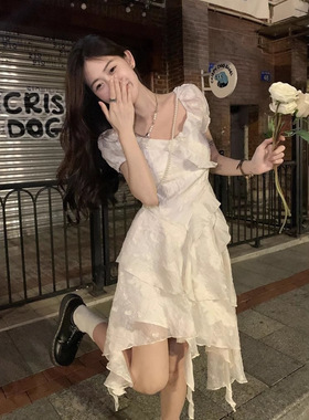 法式气质初恋白色连衣裙女夏季新款收腰显瘦纯欲荷叶边不规则裙子