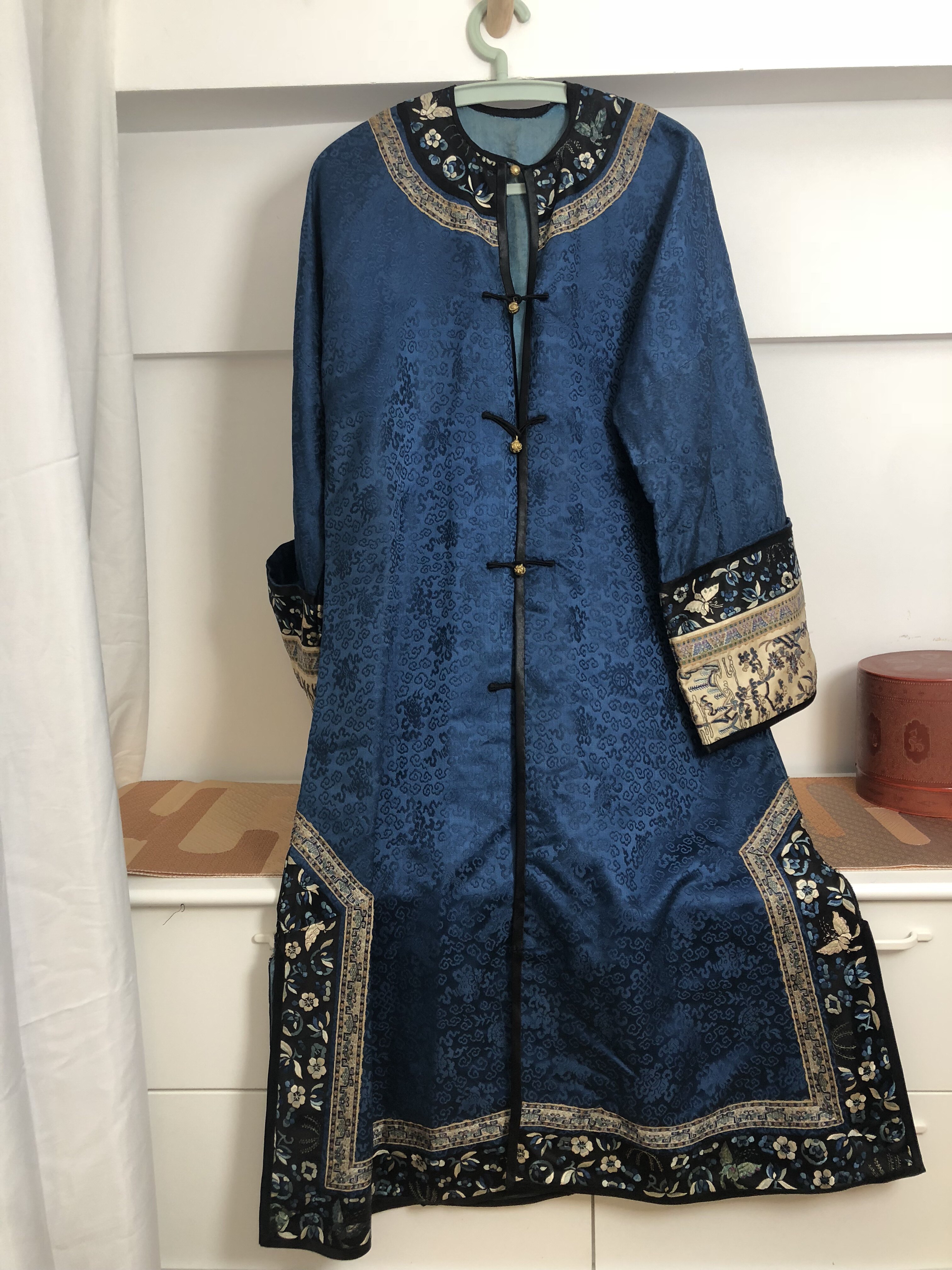 清代老绣服清汉女 少见人物三蓝绣 全真丝 錾刻铜扣 亏出无退换
