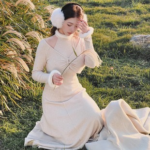 黑茉莉与甜酒 如期如许 米色毛条两件套针织长款连衣裙冬女