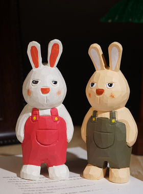 背带裤小兔子手工木雕小摆件卡通可爱工位电脑桌面屏幕装饰品礼物