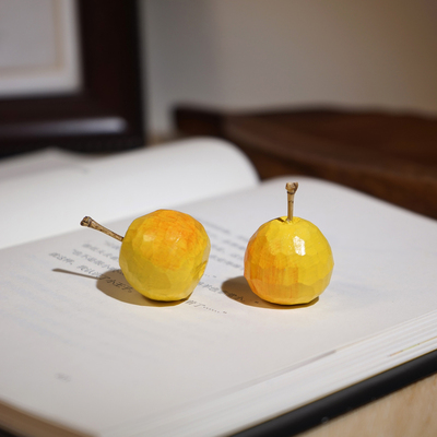 “小黄梨”手工木雕小摆件