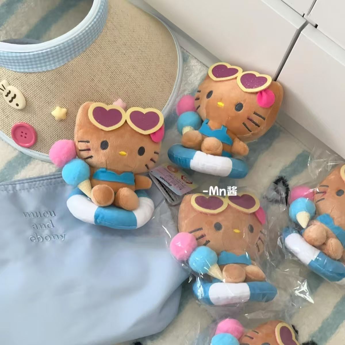 新款可爱夏威夷黑皮KT猫包挂件Kitty毛绒公仔挂饰卡通钥匙扣挂饰