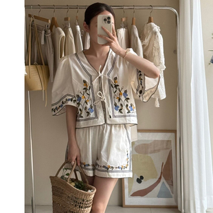 韩国东大门重工彩色花卉刺绣V领系带衬衫上衣+亚麻休闲短裤女套装
