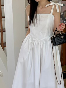 韩国东大门2024夏装简约设计款显瘦休闲蝴蝶结绑带吊带连衣裙女