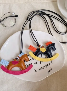 少女可爱皮质小木马项链女复古百搭包包绳子挂件2024新款个性颈链