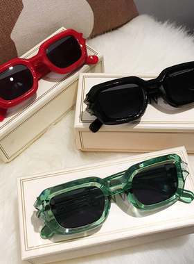 个性茶黄绿红色网红街拍旅游