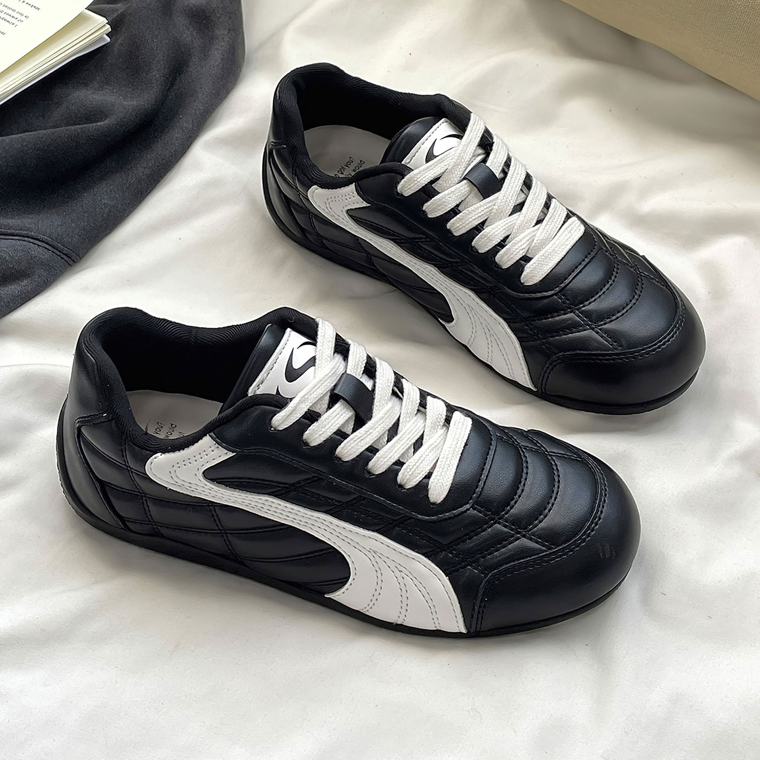 黑色低帮时尚潮流港风休闲款板鞋