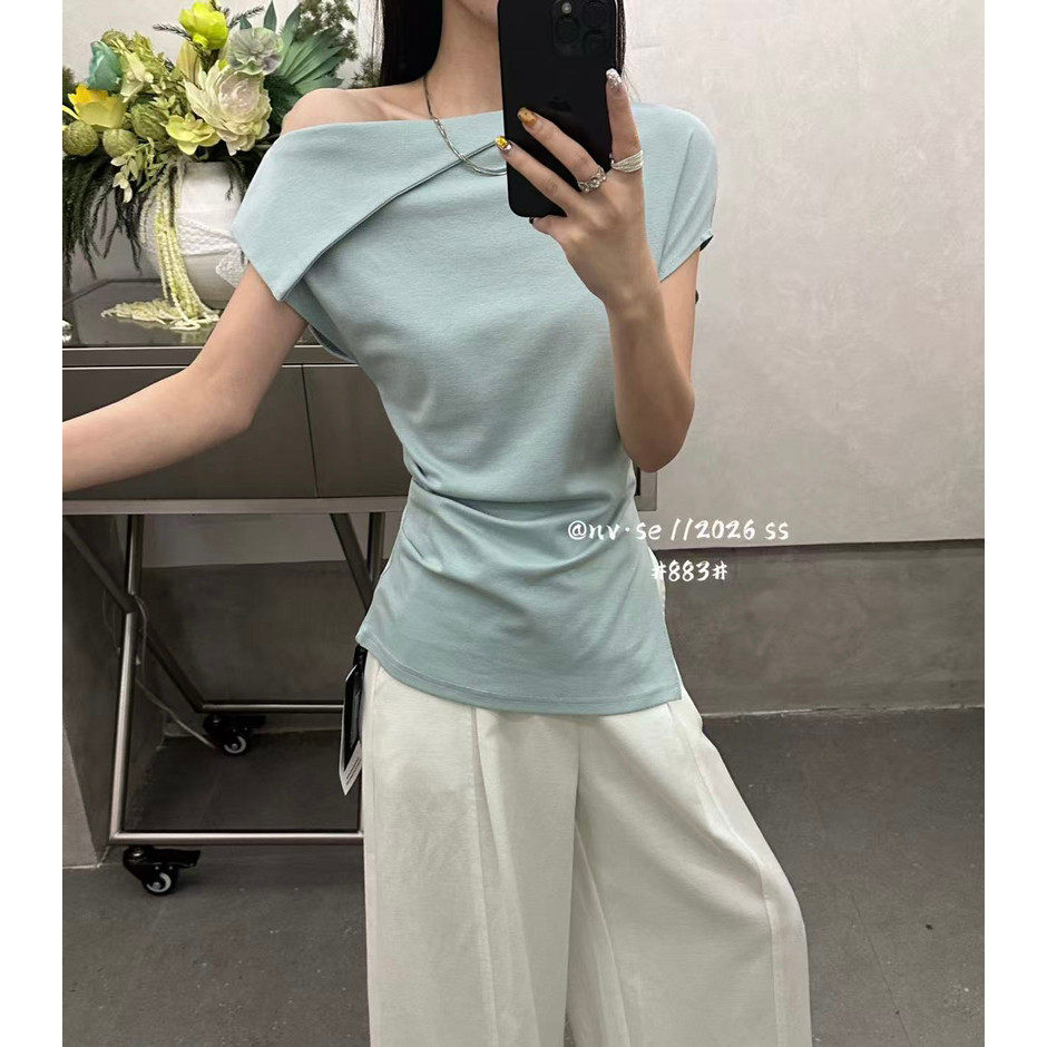 女色夏季简约时尚减龄宽松休闲设计感斜肩露肩侧边褶皱短袖T恤女