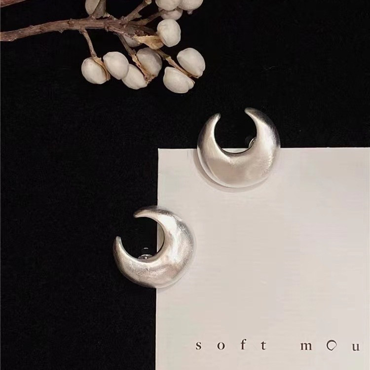 新款软山月牙拉丝耳钉轻奢小众设计氛围感高级感时尚百搭耳饰女