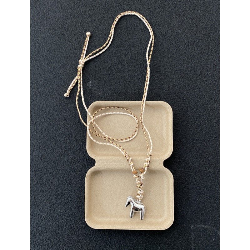秋冬款银色小马驹吊坠项链女轻奢小众高级感复古风长款编绳毛衣链