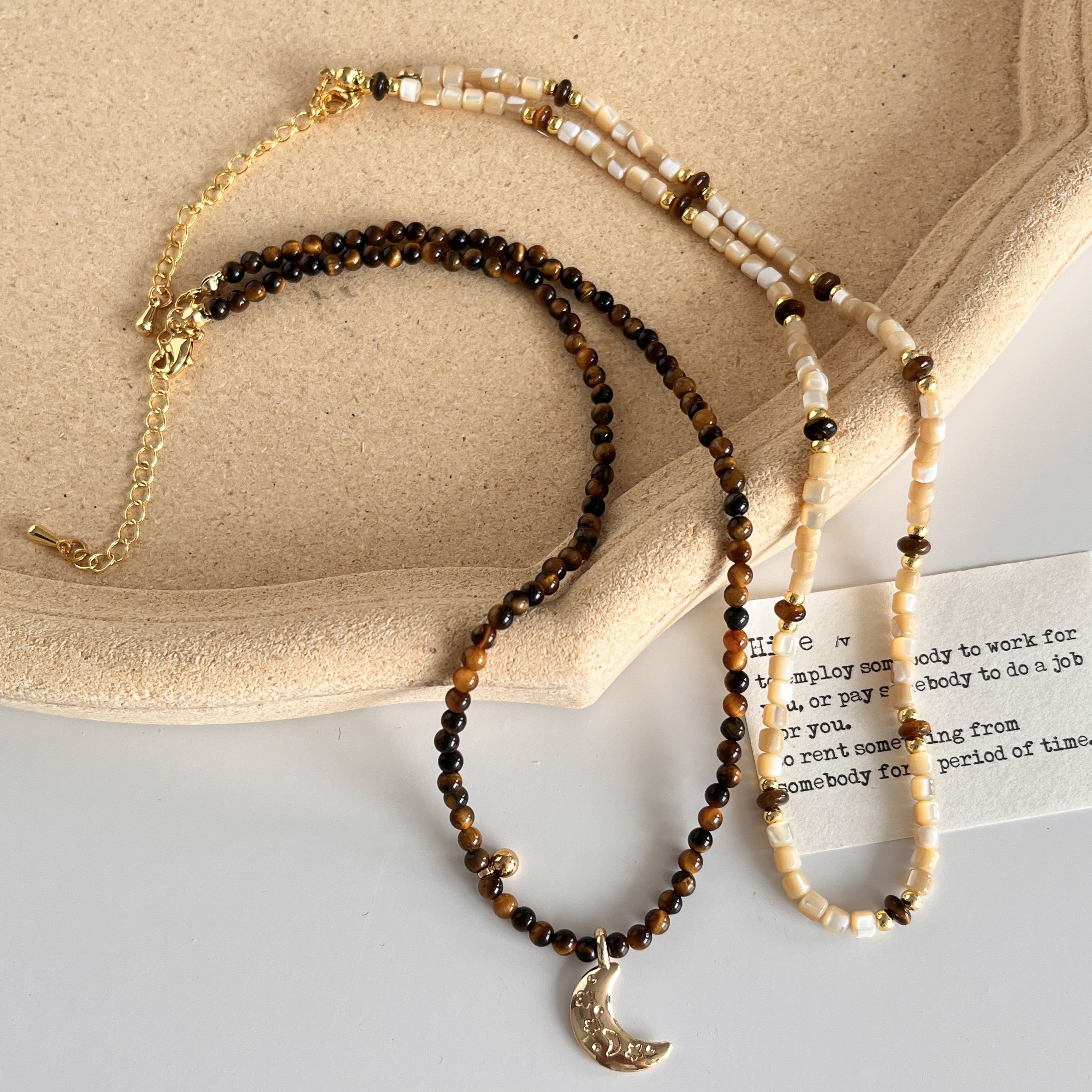 秋冬新款串珠贝壳珠虎眼石月亮吊坠叠戴百搭小众设计高级锁骨链女