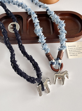 picni*木马雕塑小马画像硬币手工编织牛奶面料项链女小众设计颈链