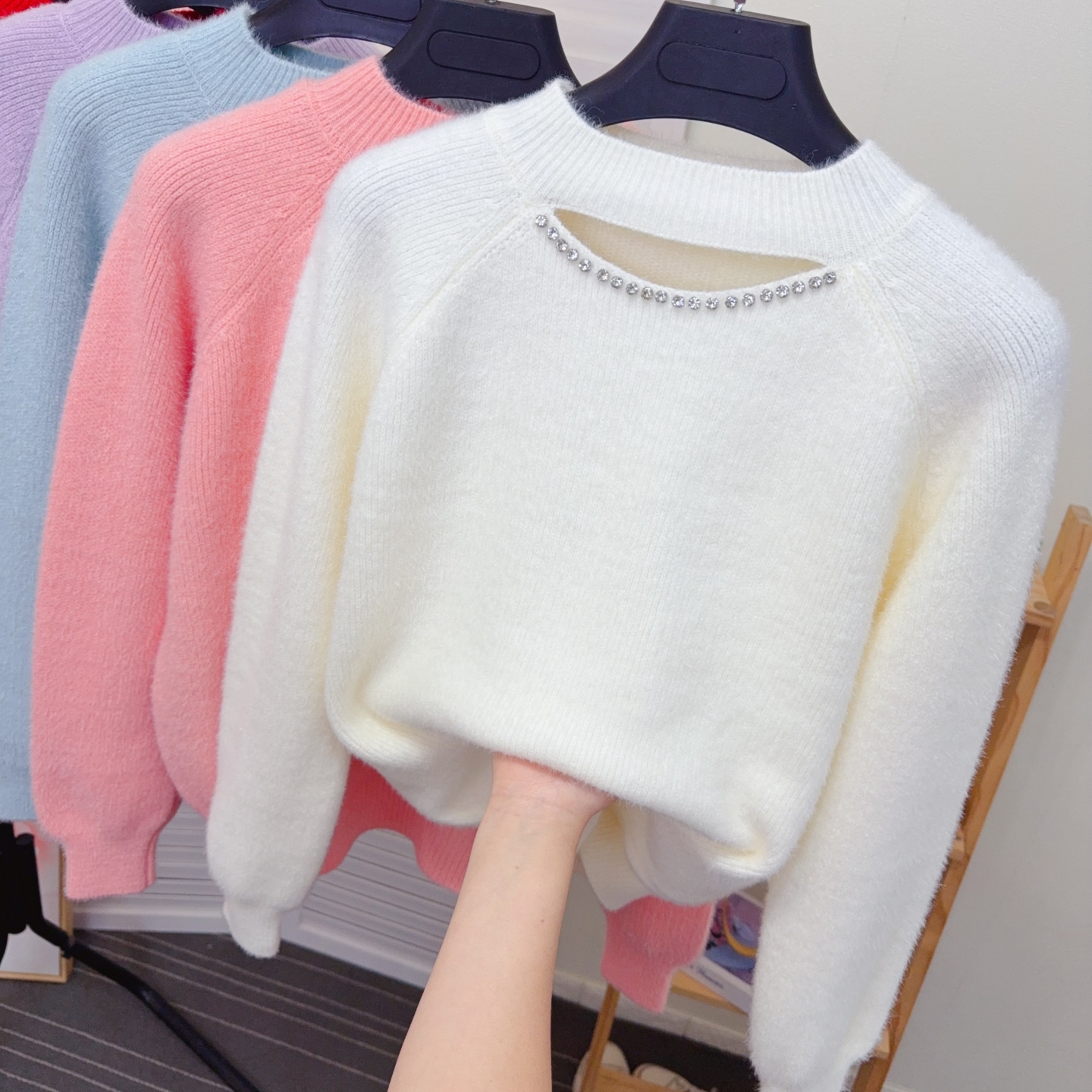 镶钻镂空水貂绒毛衣女