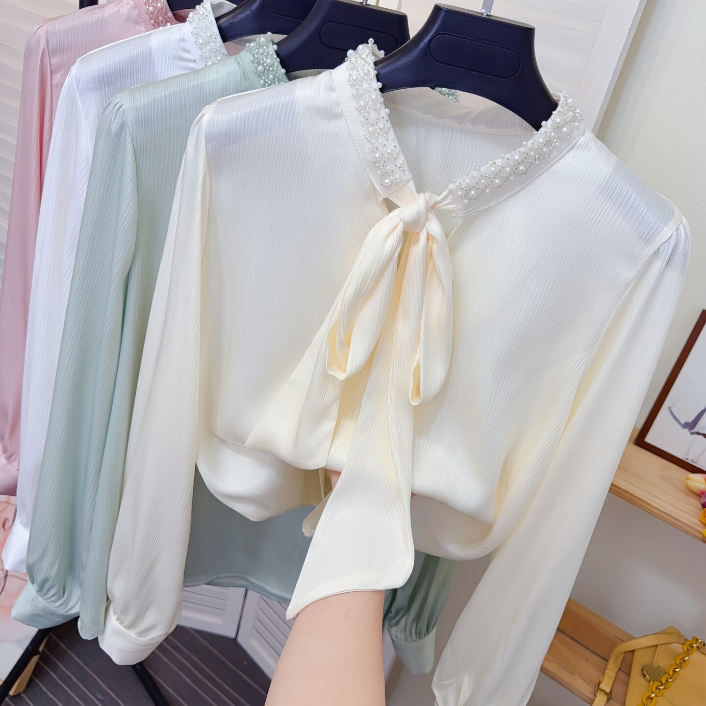 蝴蝶结系带宽松长袖醋酸缎面衬衫女春秋新款钉珠雪纺衬衣气质上衣