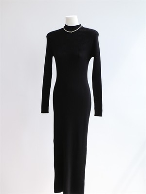 S型针织纯色半高领后开叉连衣裙