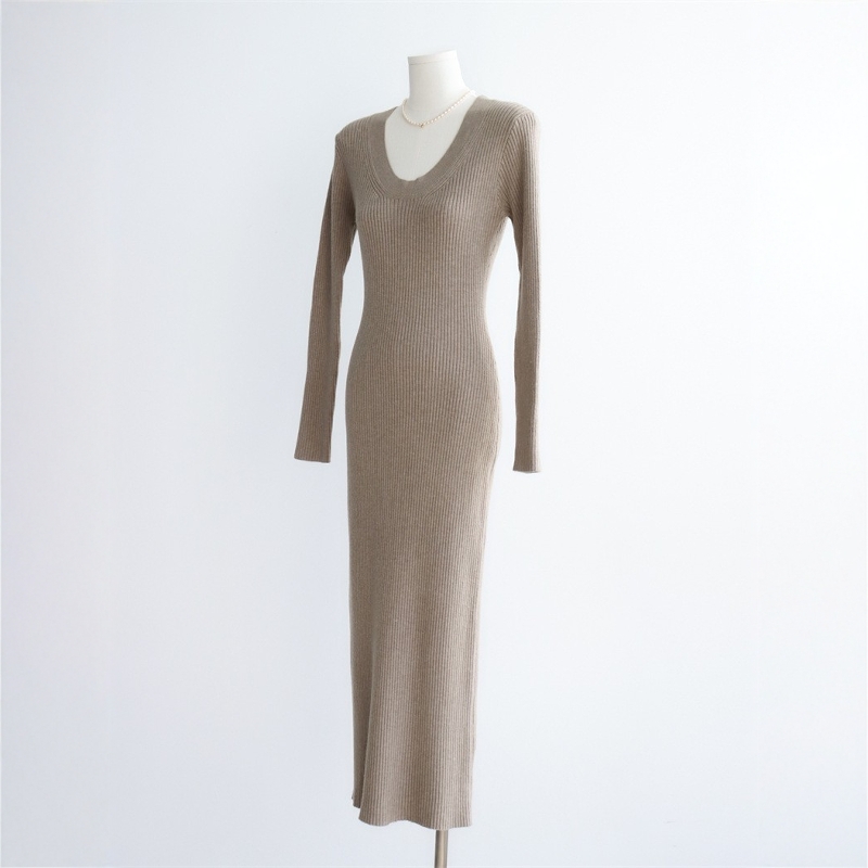 U领针织连衣裙秋冬新款气质复古