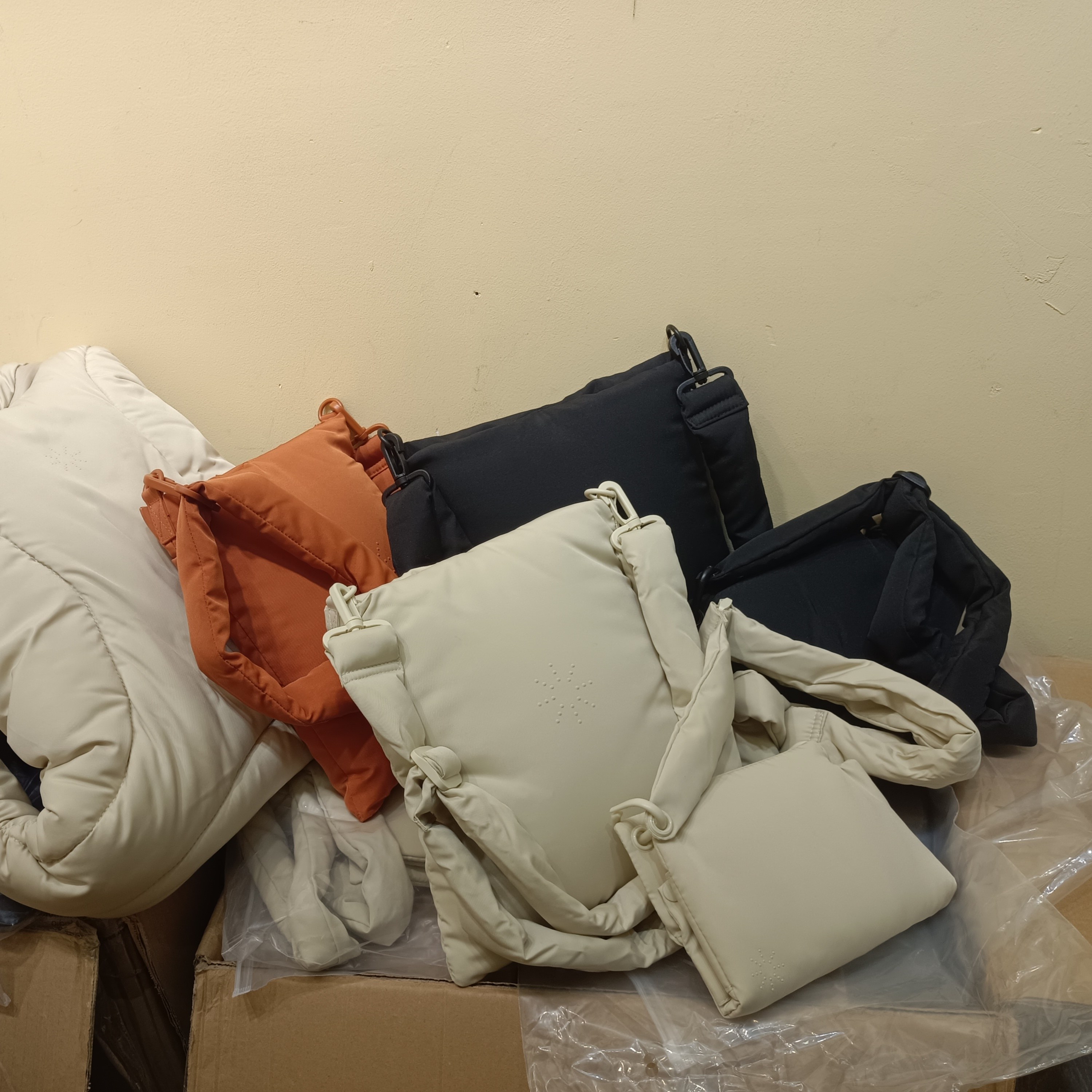 订单库存现货 极简流线 男女通用 手机包 枕头包 双肩包