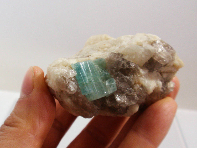 纯天然海蓝宝石晶体原生矿蓝柱石收藏标本65*40*55毫米重142克