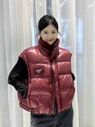 羊羔毛领缎面马甲羽绒服短款