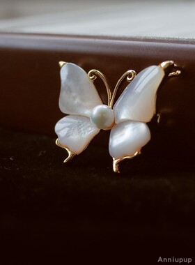 2022年新款天然白母贝蝴蝶胸针淡水珍珠高级感轻奢生日送人礼物