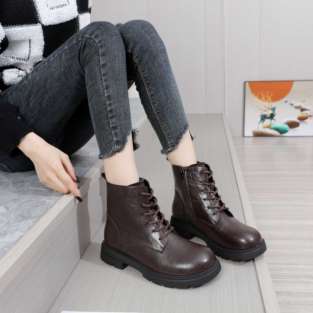 秋季新品大码女靴40-43短筒马丁靴真皮加肥加大圆头大号女鞋41 42