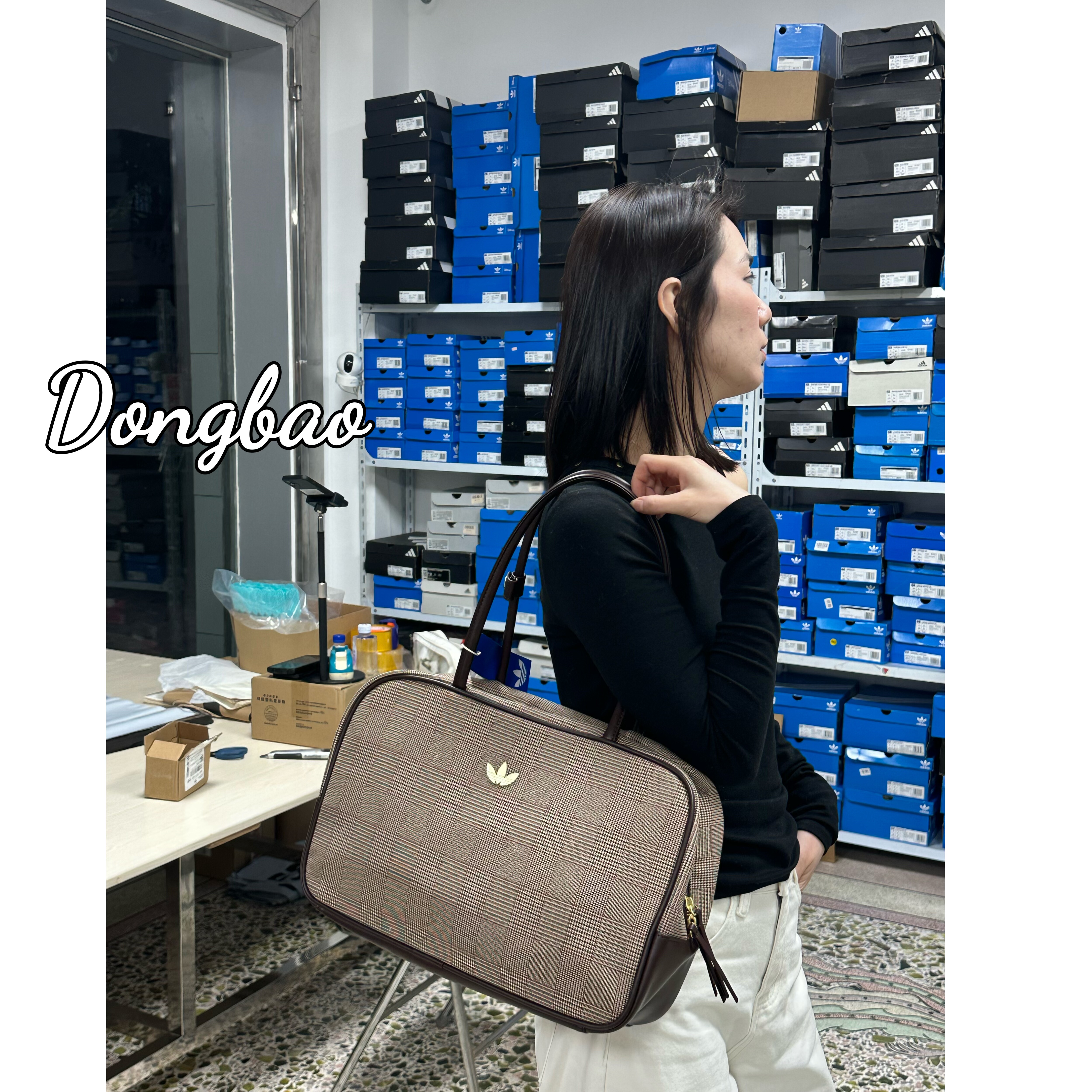 11月adidas阿迪达斯BAG 经典实用多口袋格纹运动单肩拎包IA6118