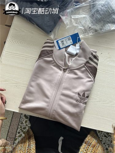 再生材质的经典色块运动上衣