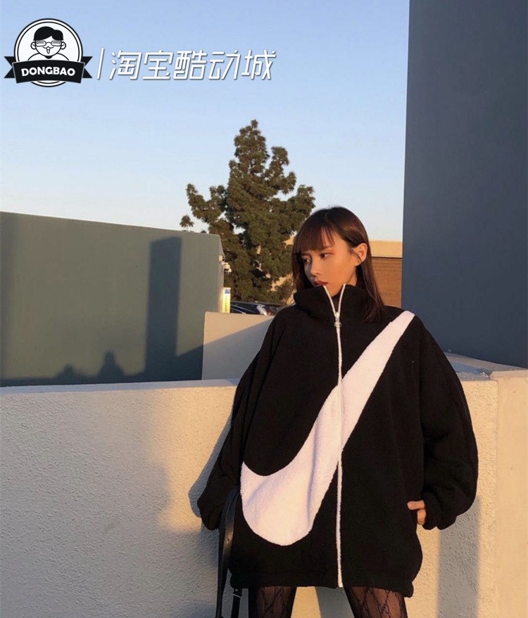 耐克9月女子大勾穿羊羔绒外套