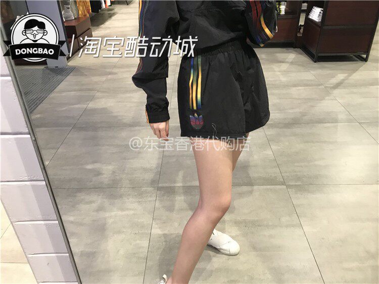 6月adidas三叶草女子渐变短裤