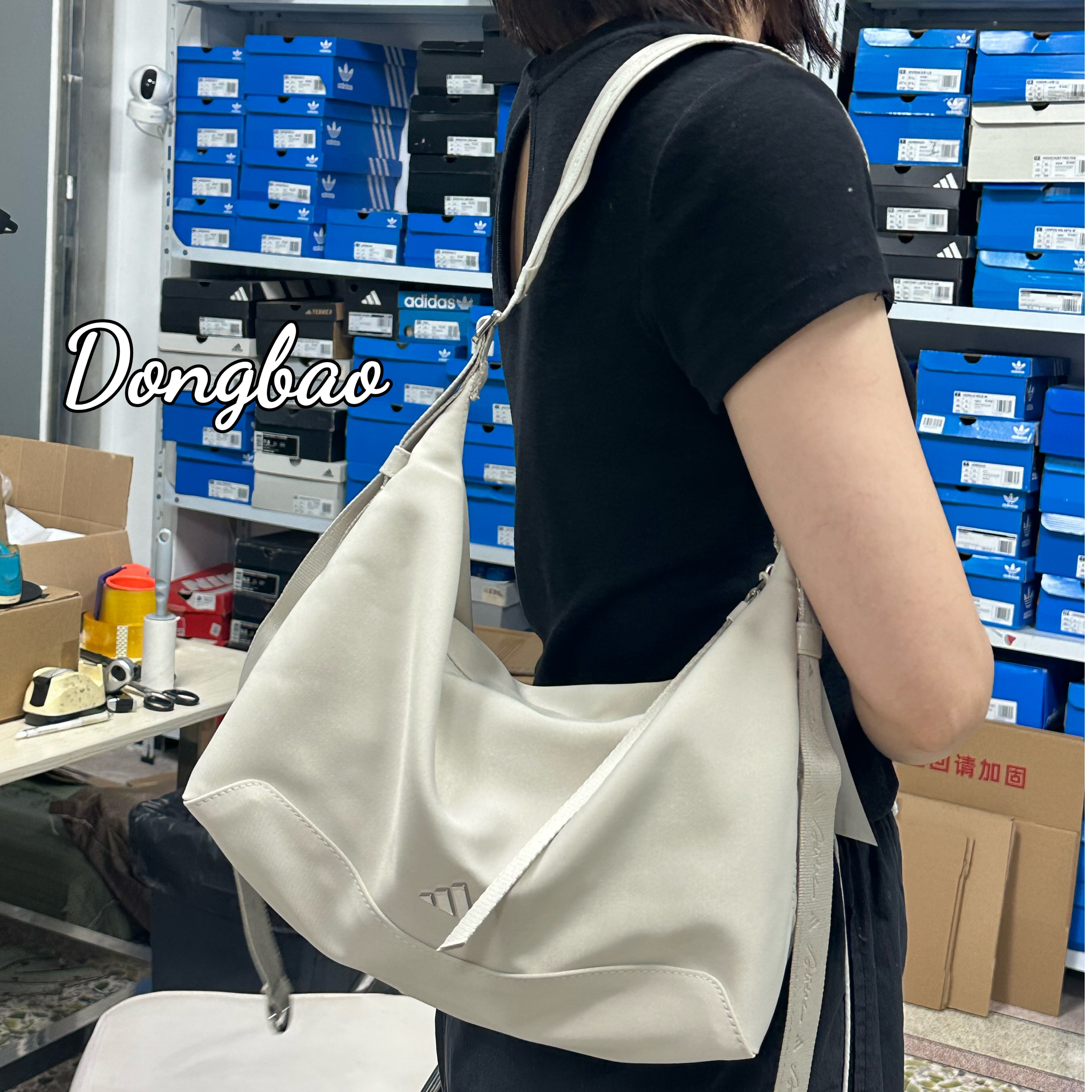 阿迪达斯女子运动斜挎包