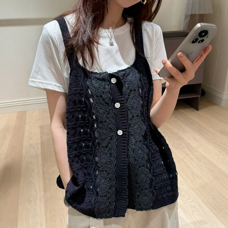 欧洲站2026早春新款欧货时尚镂空撞色单排扣吊带细羊毛针织马甲女