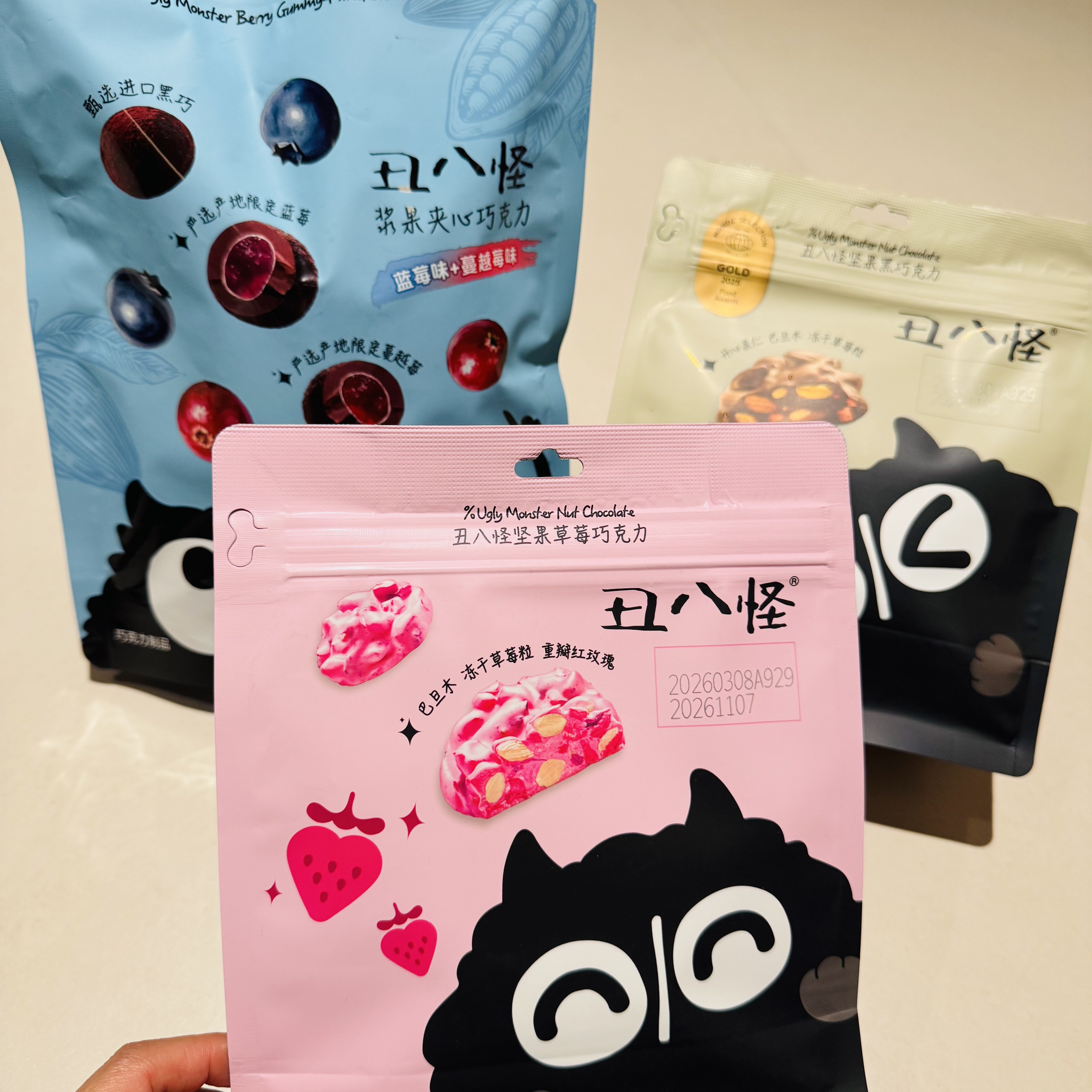 坚果巧克力纯可可脂巴旦木水果夹心黑巧醇香丝滑坚果草莓休闲零食