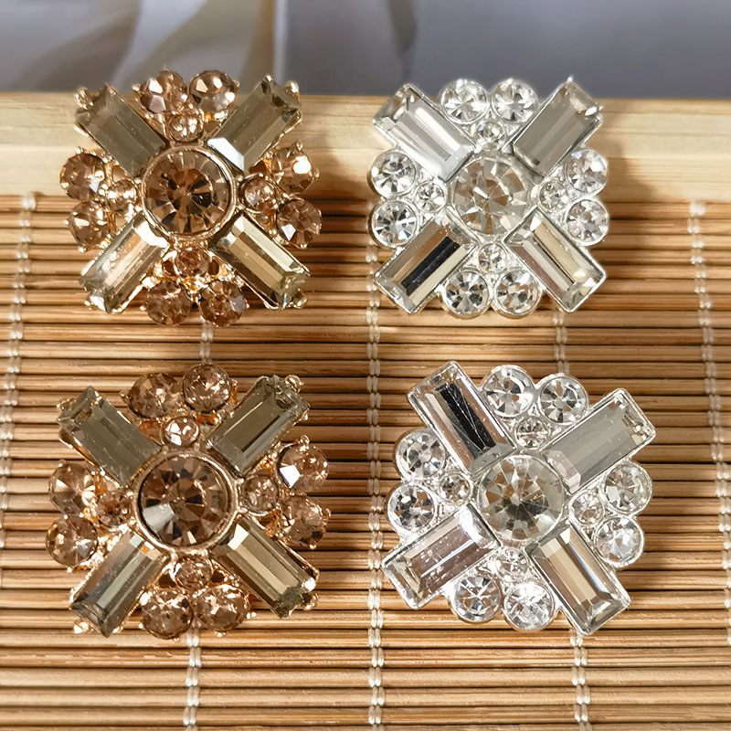 新品精致小香风金属水钻镂空纽扣图片