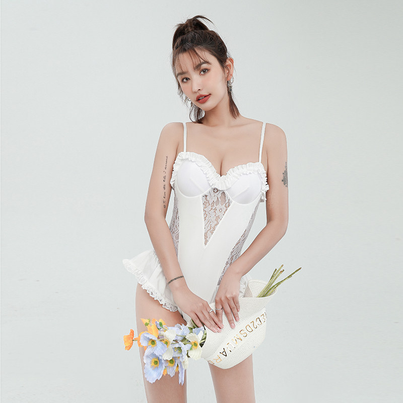 Margery泳衣女新款连体荷叶边显瘦拼接复古镂空蕾丝温泉钢托聚拢