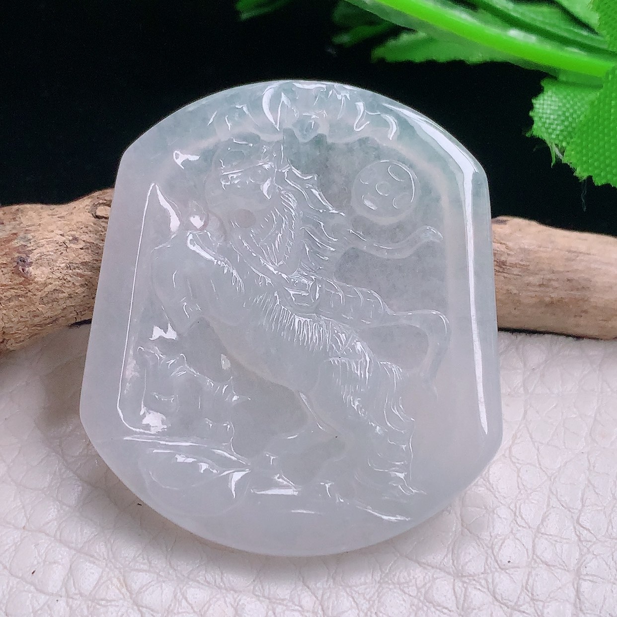 yn实拍39.5*34.2*4天然翡翠a货生肖马吊坠白月光冰透精雕一马当先