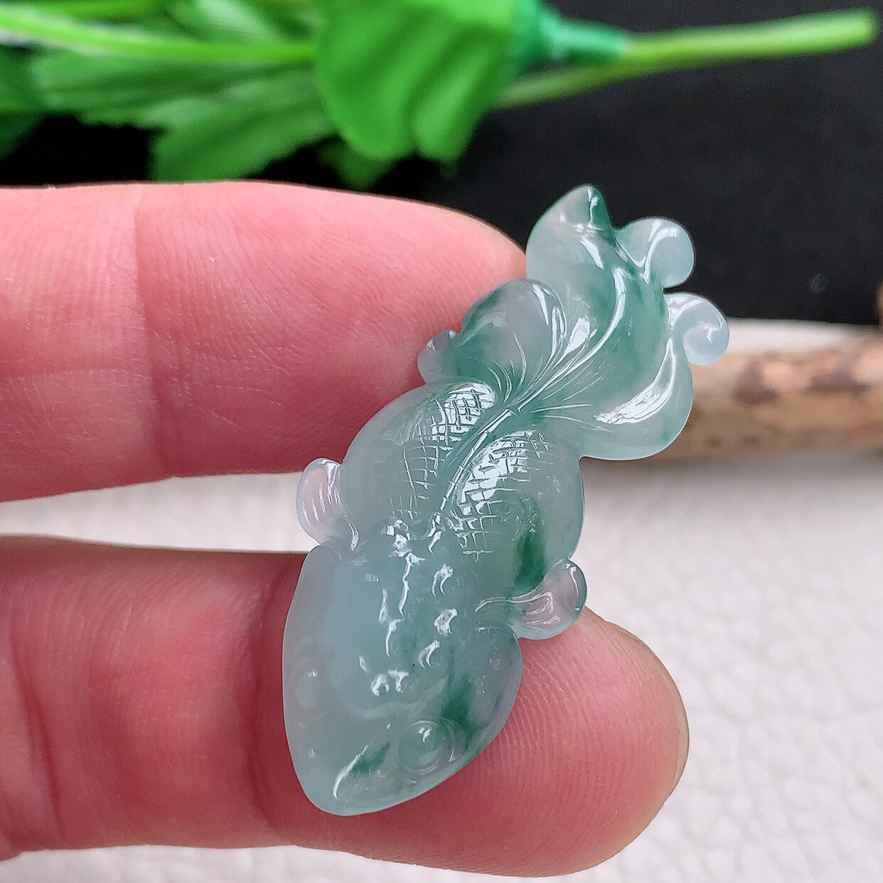 lz自然光42.3*18.2*6.6天然缅甸翡翠精雕冰飘花年年有鱼 鱼儿吊坠