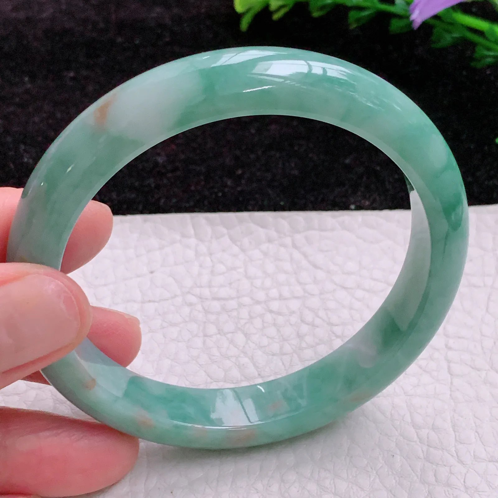 js实拍 58*11.3*7.8缅甸翡翠A货俏色秀气宽边翡翠玉手镯 玉镯子