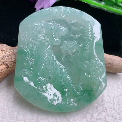 kh实拍53.6*45.8*5.4天然翡翠a货生肖马吊坠冰透精雕上山虎玉坠