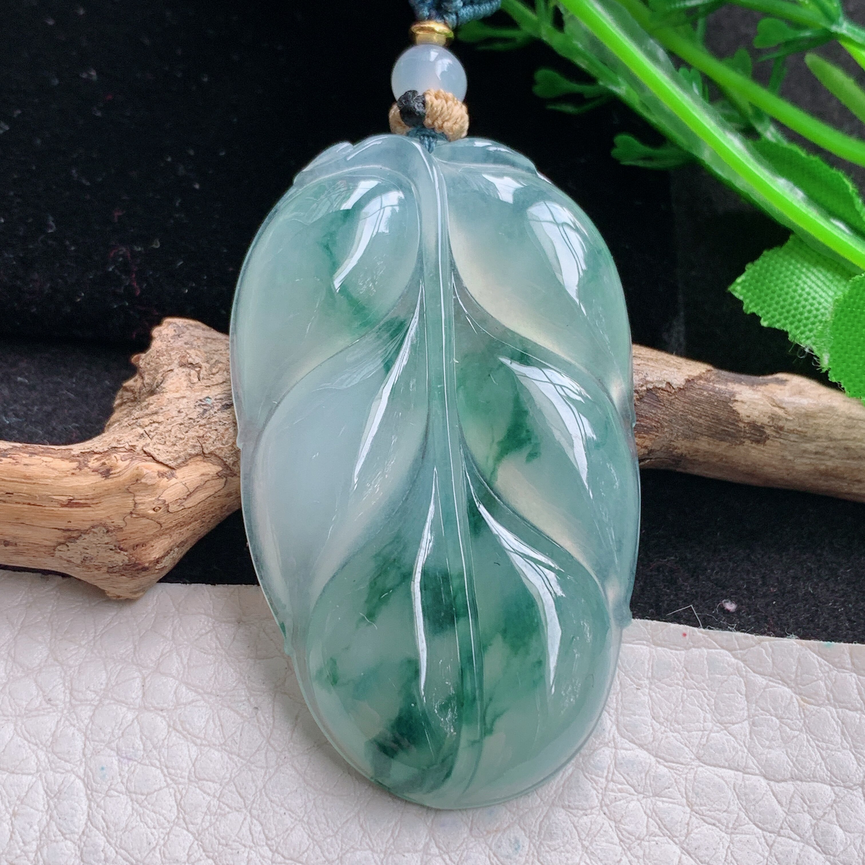 gp实拍55*33*6翡翠a货精雕冰飘花饱满叶子 大业有成玉吊坠 玉挂件