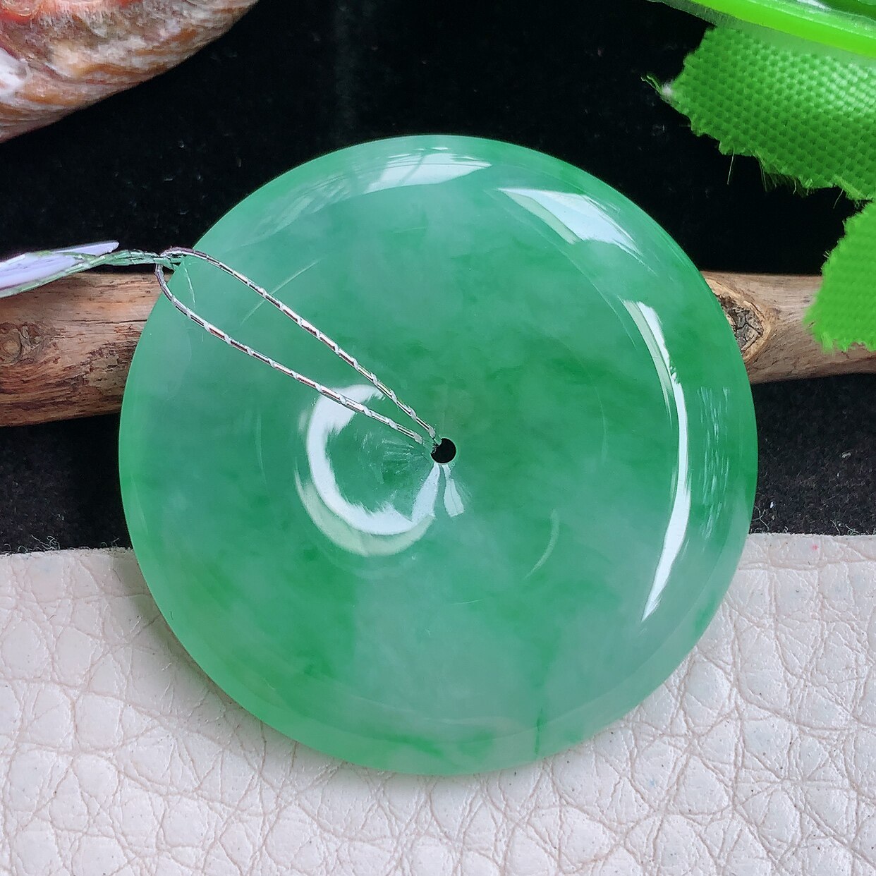 qxm实拍36*6天然缅甸翡翠a货冰飘阳绿饱满大平安扣 玉扣玉吊坠