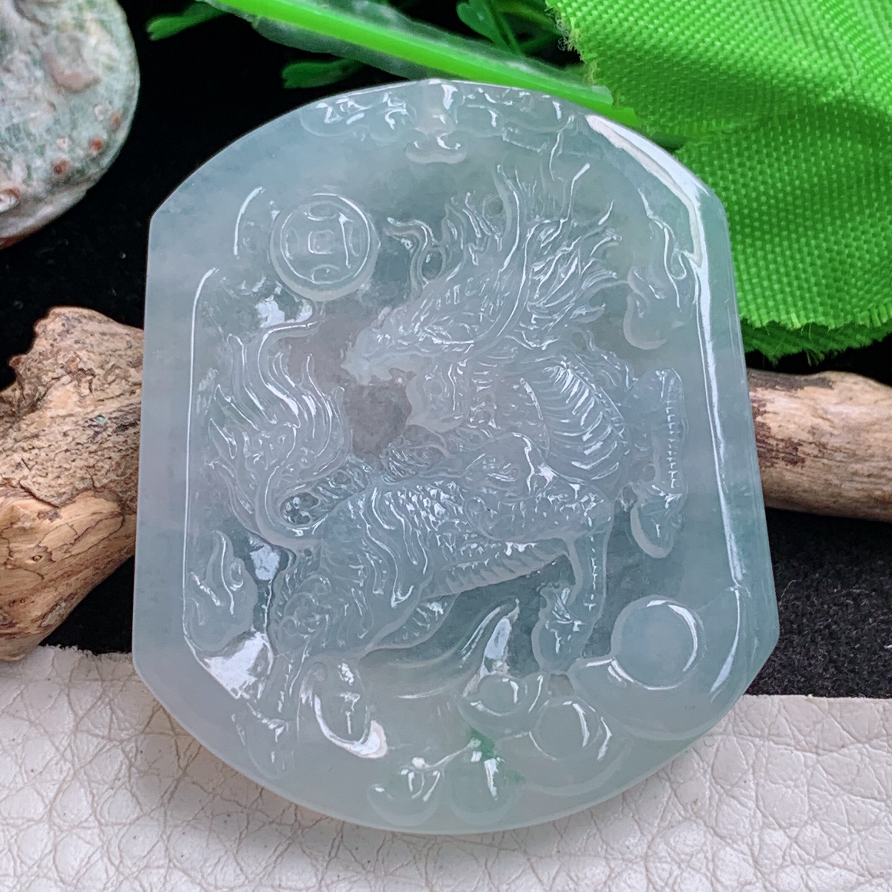 ktj实拍48.5*41*5.5缅甸翡翠a货精雕冰种瑞兽麒麟玉吊坠 玉挂件