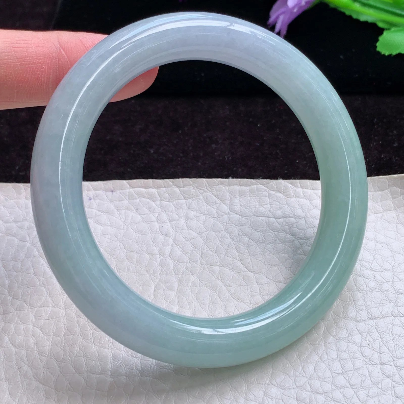 js实拍58*10.9*10.4美人镯 天然缅甸翡翠手镯春带彩圆条玉镯 福镯