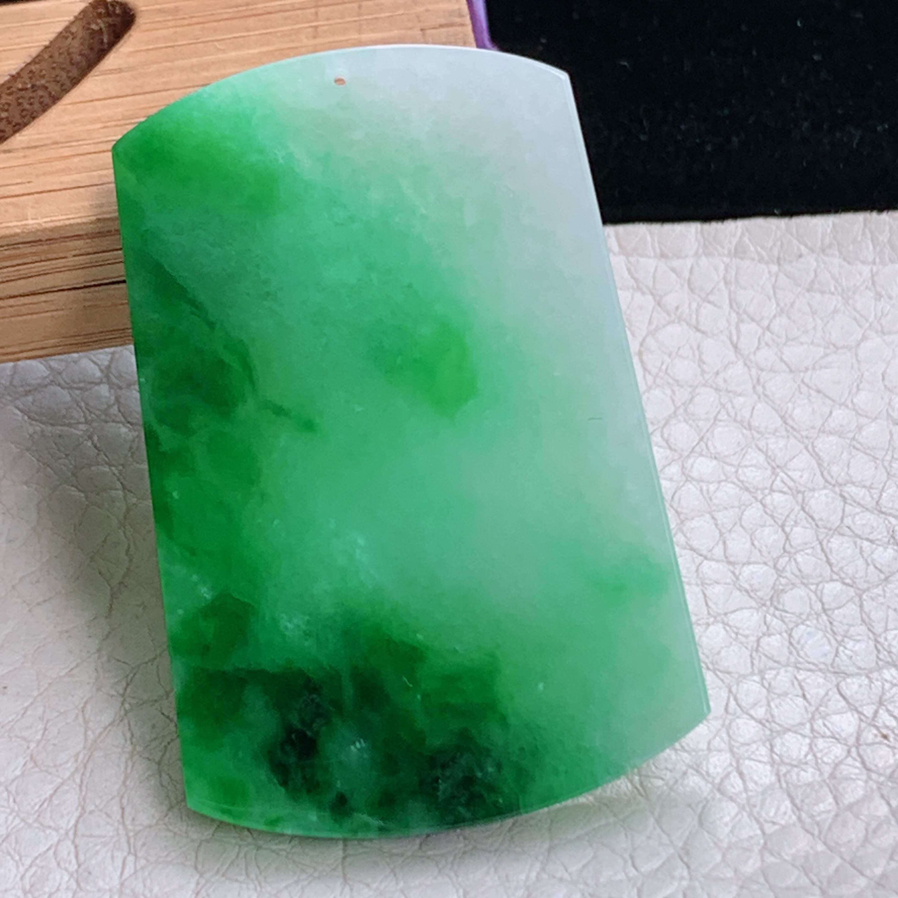 zz3实拍49.2*32.5*4.2缅甸翡翠飘绿绿平安无事牌玉吊坠 毛衣坠