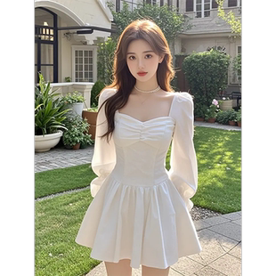 高级气质方领白色连衣裙冬装修身显瘦仙女超好看褶皱泡泡袖裙子