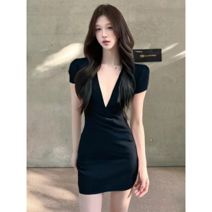 辣妹性感V领黑色短袖连衣裙女2026夏季新款气质收腰显瘦短款裙子
