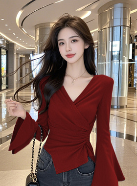 2025早秋新款v领长袖上衣纯欲风辣妹穿搭修身显瘦红色喇叭袖T恤女