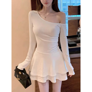 气质辣妹性感白色斜肩长袖连衣裙女秋冬纯欲收腰显瘦A字短款裙子