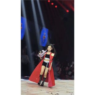 猫步女童图走秀演出服走秀潮服礼服山河儿童港风模特好红色