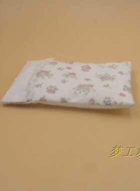 1：12娃娃屋dollhouse迷你木制小家具模型配饰被子配小床D307