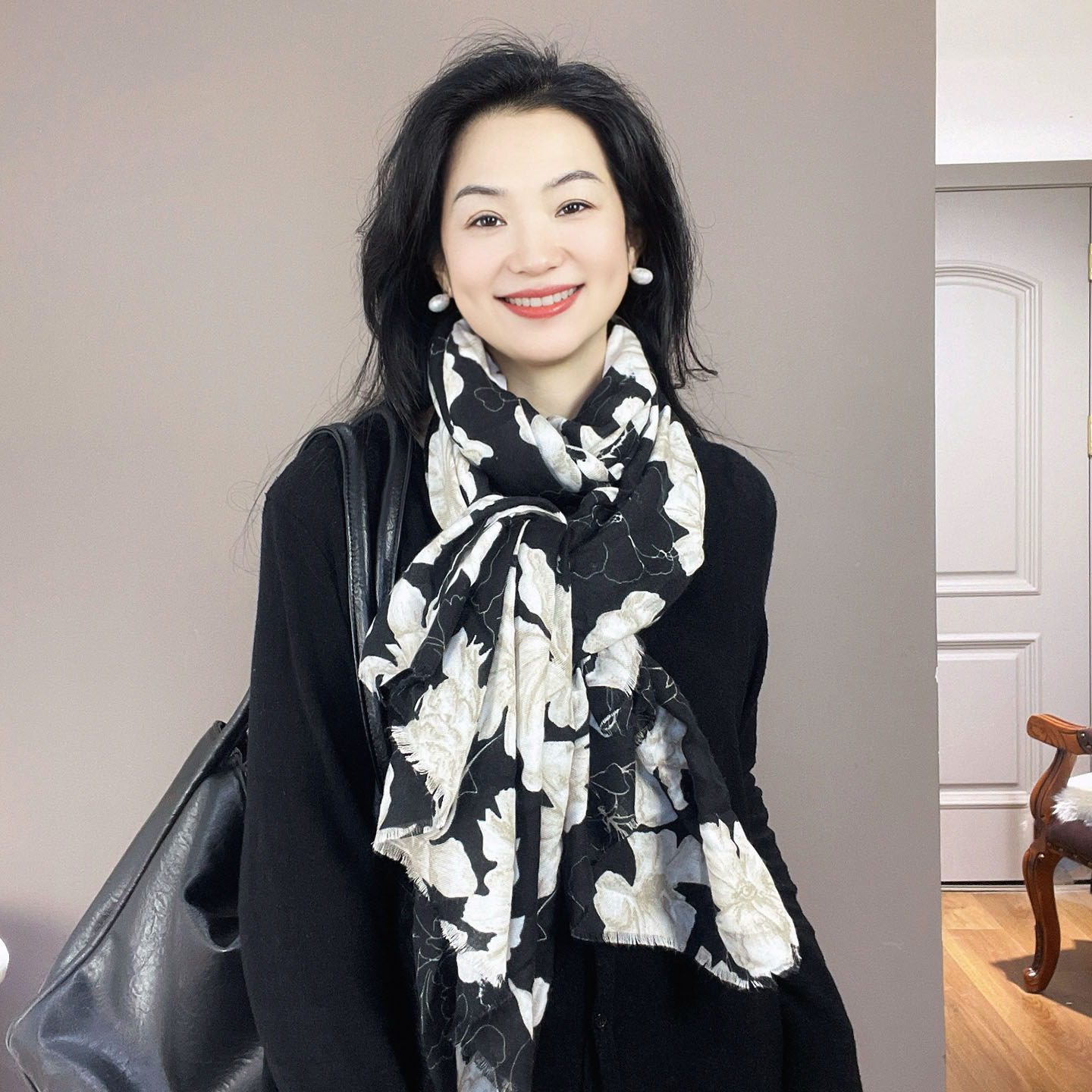 黑色印花围巾女冬季202新款高级感显白春秋棉麻保暖围脖披肩两用